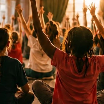 Kinderen doen met hun handen omhoog mee aan een theaterworkshop